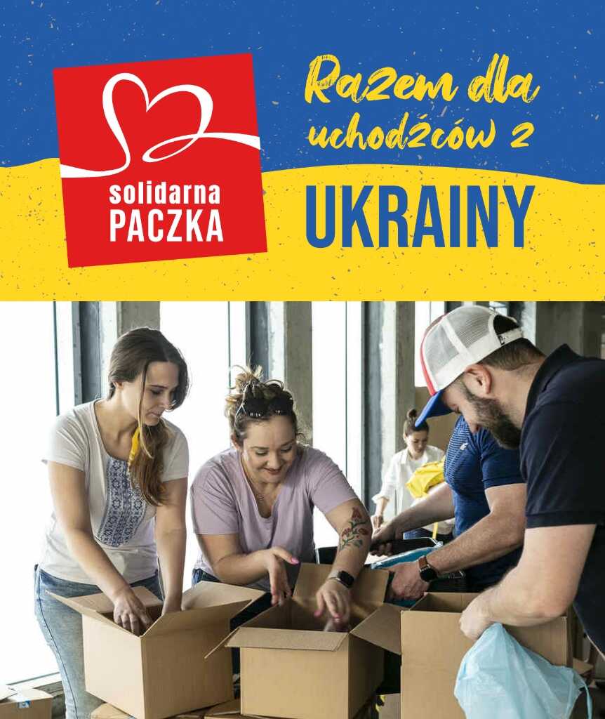 Grupa ludzi pakująca paczki