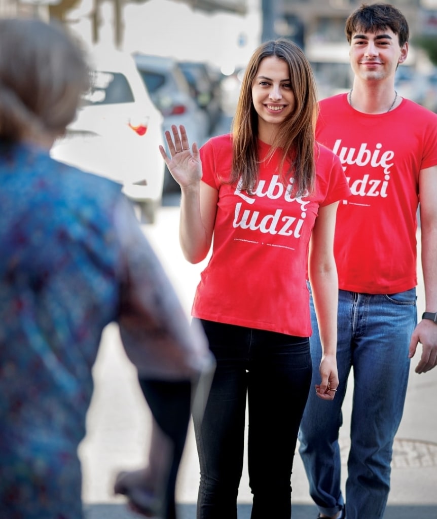 Wolontariusz i Wolontariuszka podczas odwiedzin u starszej kobiety poruszającej się o kulach